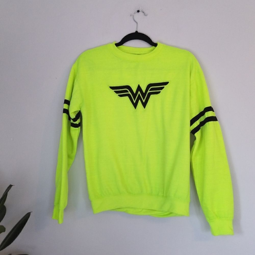 Six Flags Wonder Woman DC Comics Neon Green Pullover Crew Neck Youth XL Sweater